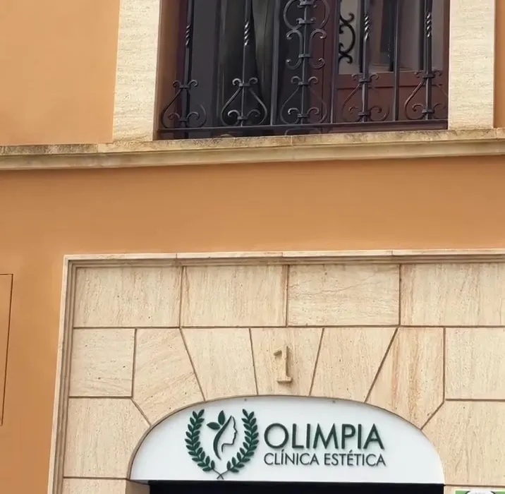 Fachada de Olimpia en el número 1 de Calle Setenil, con el rótulo de la clínica