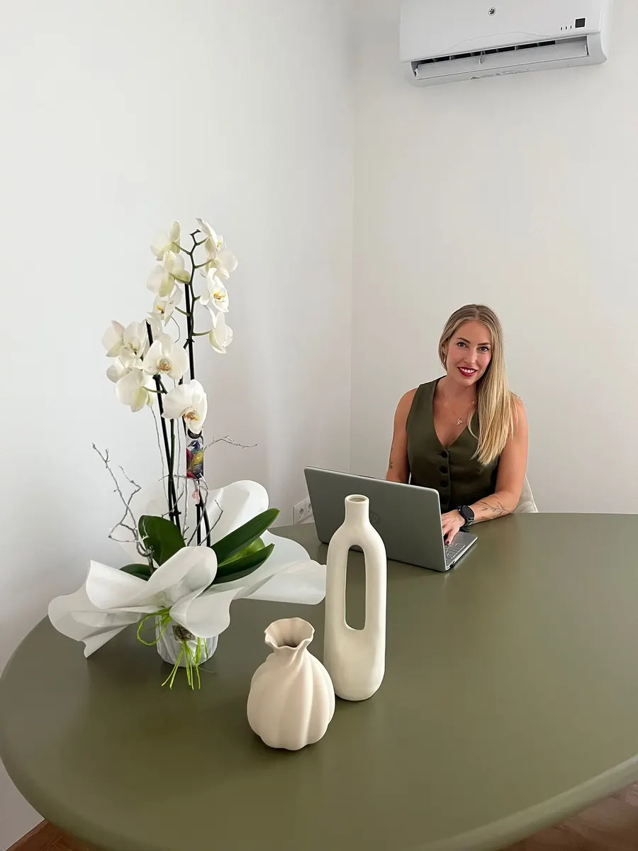 Recepción luminosa de Olimpia con orquídeas blancas